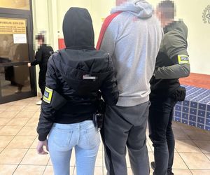 Jaworzno: Pseudokibic rzucił się na 32-latkę i na boisku szkolnym i zaczął zdzierać z niej ubrania