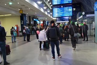 Tłumy ludzi na Dworcu Głównym w Poznaniu