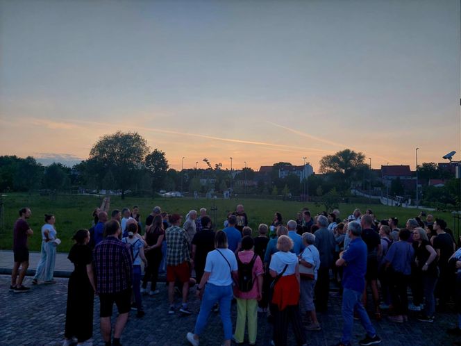 Magiczna Noc Świętojańska w Starym Fordonie. Spacer pod gwiazdami przyciągnął bydgoszczan i turystów