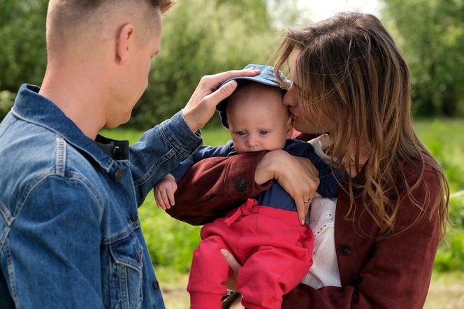 M jak miłość, odc. 1875. Paweł (Rafał Mroczek), Franka (Dominika Kachlik), Antoni Lucjan (Mark Myronenko)