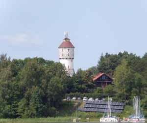 Wieża ciśnień nad jeziorem na Mazurach do wynajęcia. Kto może skorzystać z oferty?