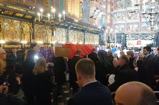 Ostatnie pożegnanie Wandy Półtawskiej. Kard. Dziwisz: Księga jej życia została zamknięta