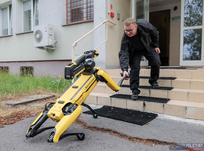 Robopies odwiedził i ćwiczył z warszawskimi policjantami