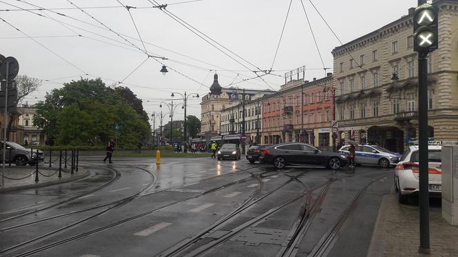 Wypadek w centrum Krakowa. "Konsularne" BMW potrąciło rowerzystę