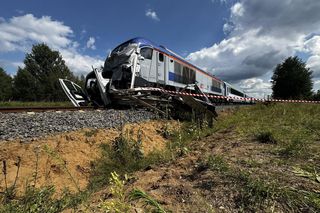 Tragiczny wypadek w Olszynach. Bus zderzył się z pociągiem