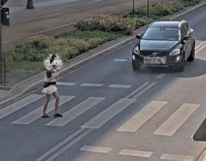  Łódź. Kobieta potrącona na przejściu. Patrzyła nie na drogę, tylko w telefon [ZDJĘCIA]