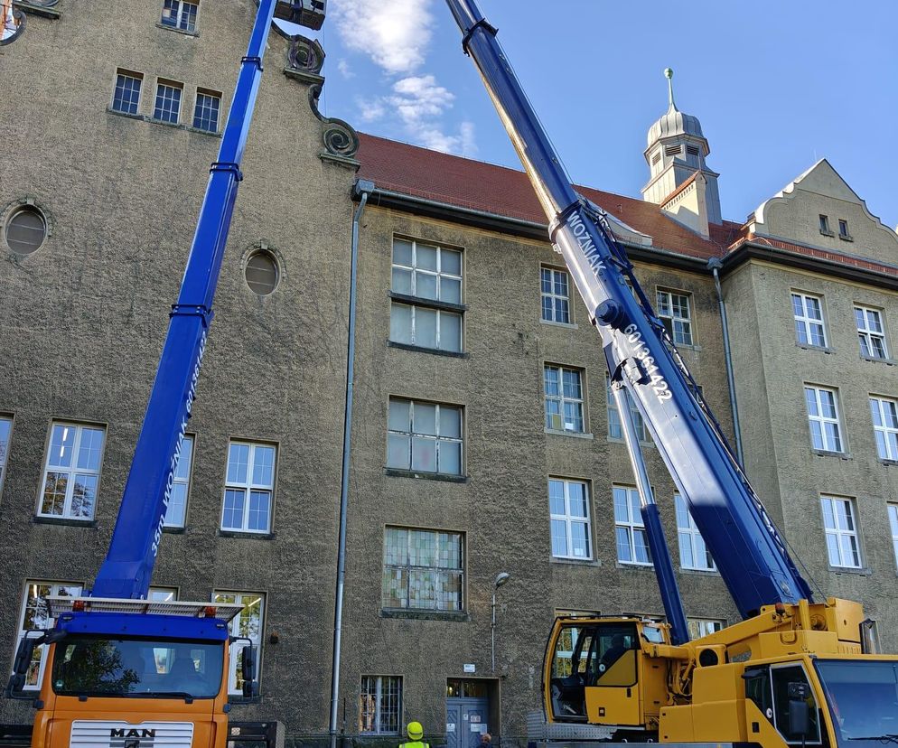 Remont wież Zespołu Szkół Ekonomicznych w Lesznie – zagrażała uczniom i nauczycielom 