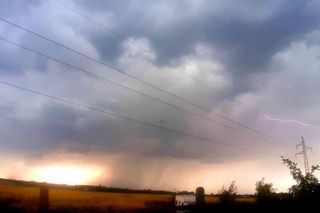 Gwałtowne burze przetaczają się nad Polską. Pada obfity grad 