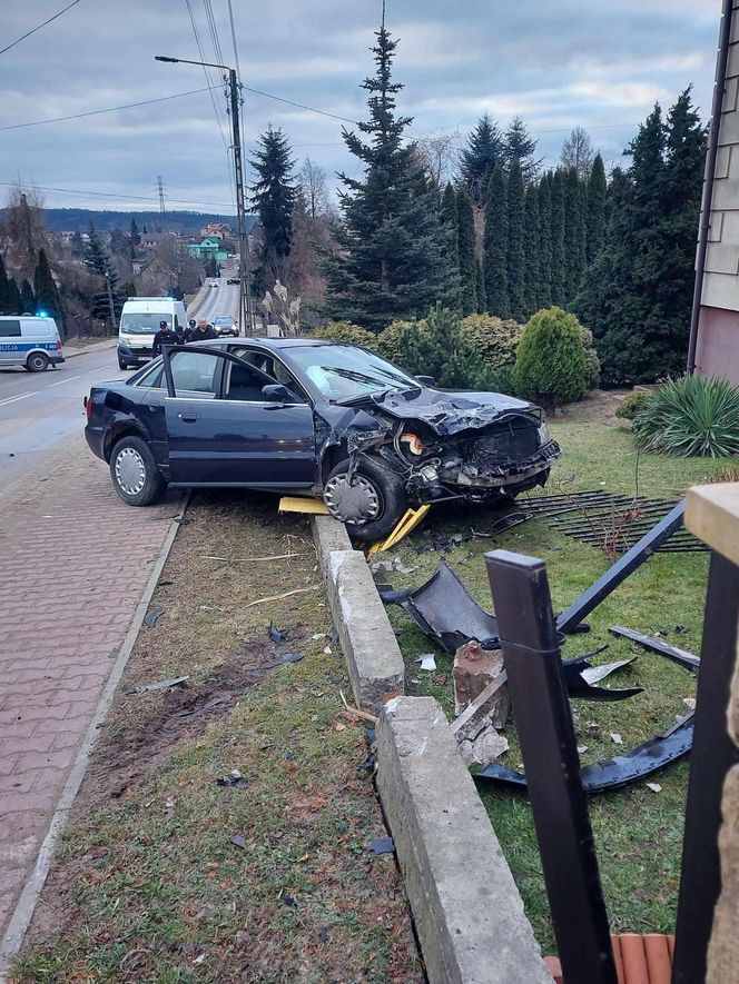 Kierowca staranował policyjną blokadę w Starachowicach