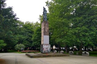 Gigantomania pomników i budowli w PRL-u