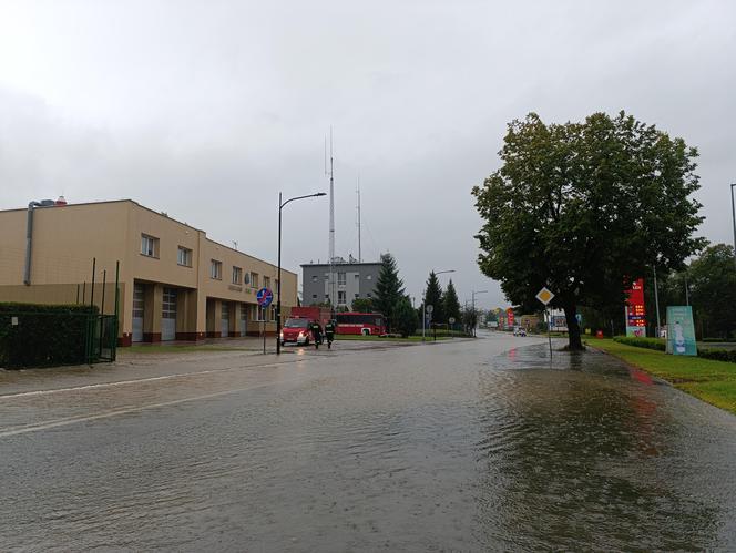 Zagrożenie powodziowe. Głuchołazy. Woda przelała się przez wały. Zalewa miasto