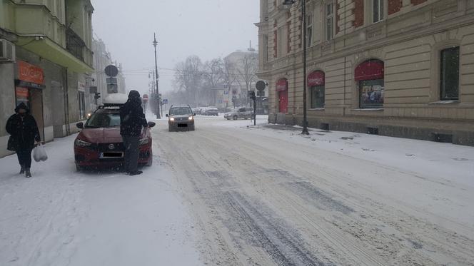 Nie wszędzie chodniki w Bydgoszczy są odśnieżone. Ciężko prowadzić wózek z dzieckiem
