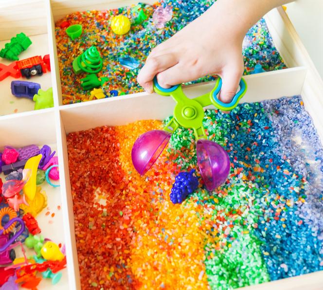 Zabawy kolorowym ryżem - pomysły dla przedszkolaków