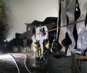 Potężny pożar parku trampolin we Włocławku