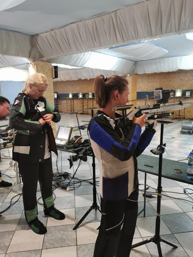 Katarzyna Orzechowska szykuje się do startu w Mistrzostwach Polski w strzelectwie pneumatycznym