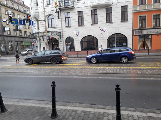 Po zmianie ruchu w centrum Wrocławia kierowcy pchają się prosto pod tramwaje!