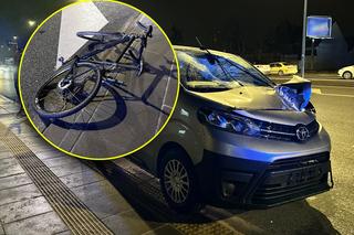 Rozpędzone auto zmiotło rowerzystę z jezdni. Cyklista przeleciał kilkanaście metrów w powietrzu