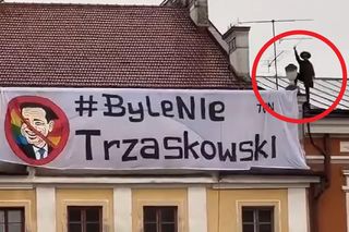 Zorro skradł show Trzaskowskiemu podczas wiecu w Tarnowie. Walczył szpadą i transparentem