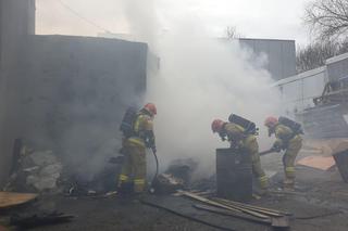 Strażacy walczyli z ogniem. Płonęły materiały nagromadzone przy budynku hurtowni