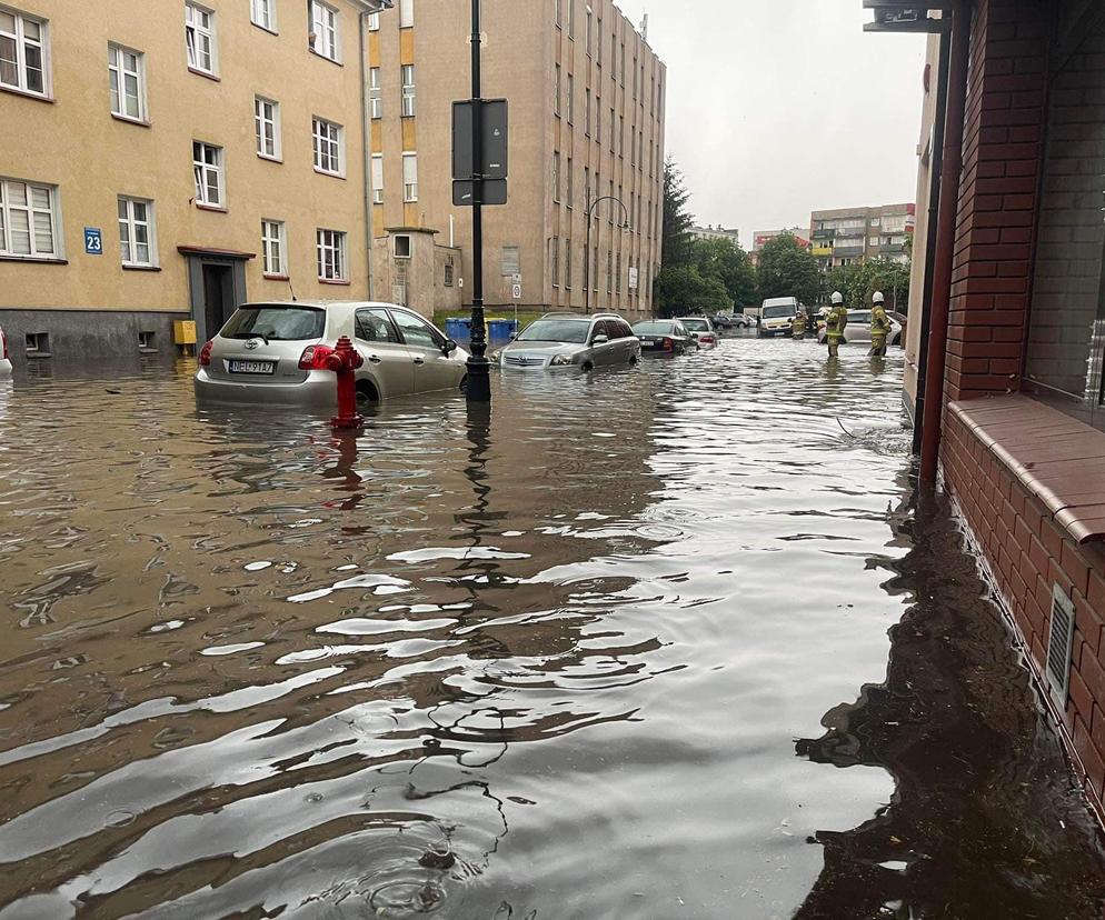 Ogromna ulewa w Ełku. Kilkanaście ulic zalanych. Strażacy mieli ręce pełne roboty!