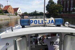 Wrocław: Policjanci uratowali parę kajakarzy. 26-latek z wody trafił prosto do celi