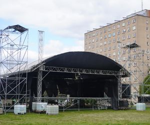 Miasteczko juwenaliowe w budowie