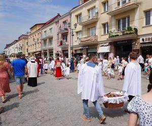 Boże Ciało 2024. Tłumy wiernych przeszły w procesji ulicami Białegostoku