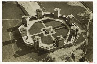 Ten obiekt na Mazurach miał przypominać krąg ze Stonehenge. Dziś pozostały po nim ruiny