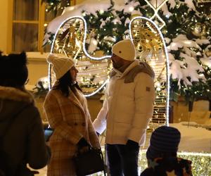 Lublin wieczorową porą. W mieście świąteczne ozdoby i hałdy śniegu. Zobacz zdjęcia!