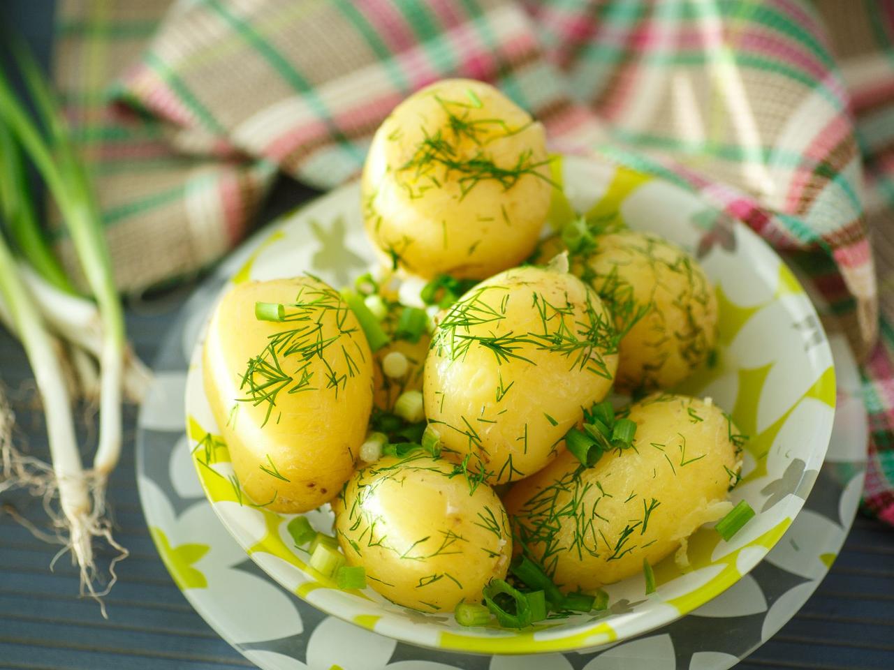Sałatka z młodych ziemniaków - inny pomysł na młode ziemniaki
