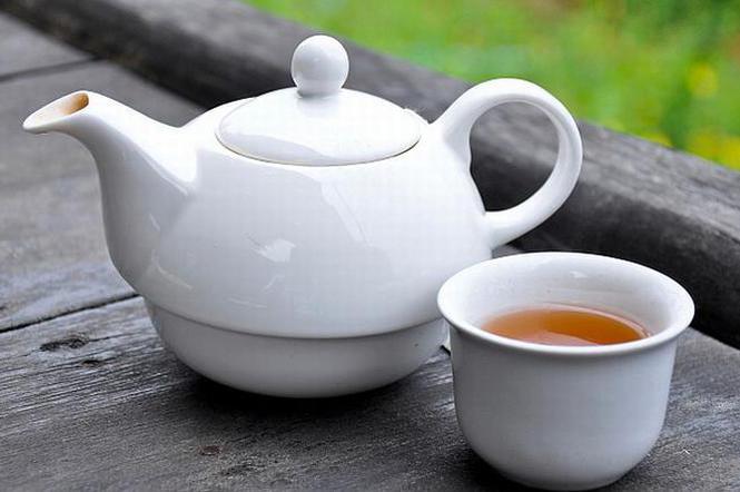Jak usunąć osad z imbryków do parzenia herbaty?