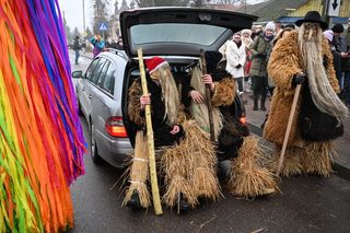 Brodacze żegnają stary rok na ulicach Sławatycz