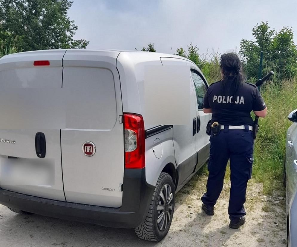 Piesek uwięziony w aucie na terenie Słowińskiego Parku Narodowego. Gdy znaleźli go policjanci, ciężko dyszał