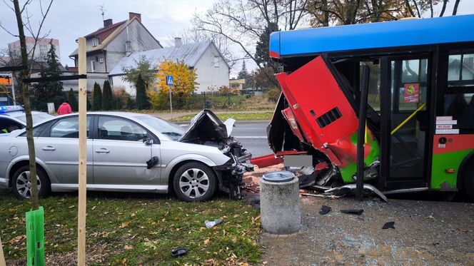Wypadek w Puławach. 53-latek z 1,6 promila wjechał w autobus miejski