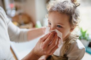 Jak ochronić dziecko przed infekcją, gdy domownicy chorują?