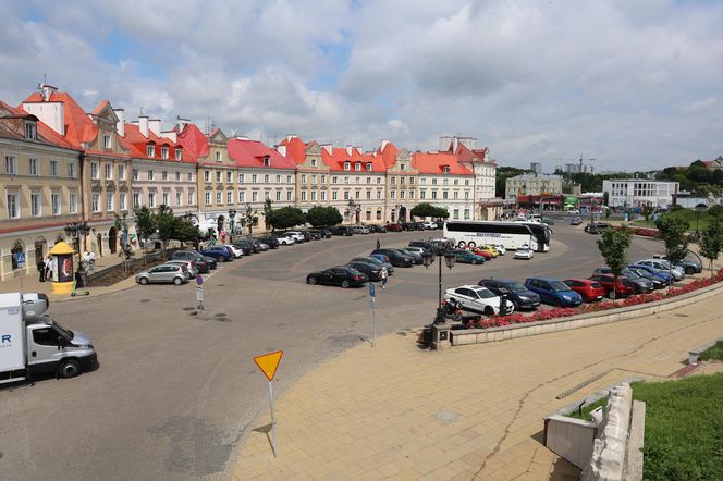 Nieistniejąca już ul. Szeroka przebiegała przez środek dzisiejszego placu Zamkowego 