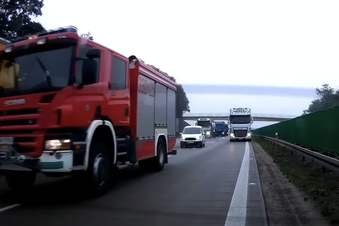 Bezczelny cwaniak mknie w korku za wozem strażackim