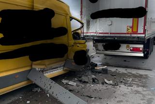 Bus firmy kurierskiej wbił się w ciężarówkę. Poważy wypadek i korki na A4 