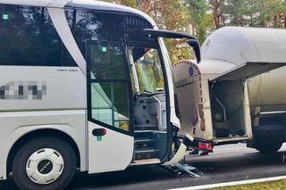 Autobus z dziećmi zderzył się z cysterną na DK 10 pod Piłą! Zakończyła się akcja ratunkowa [AKTUALIZACJA]