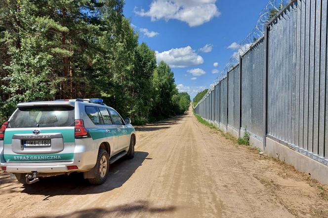 Migranci gotowi na sforsowanie zapory na granicy. Wyposażają ich służby z Białorusi