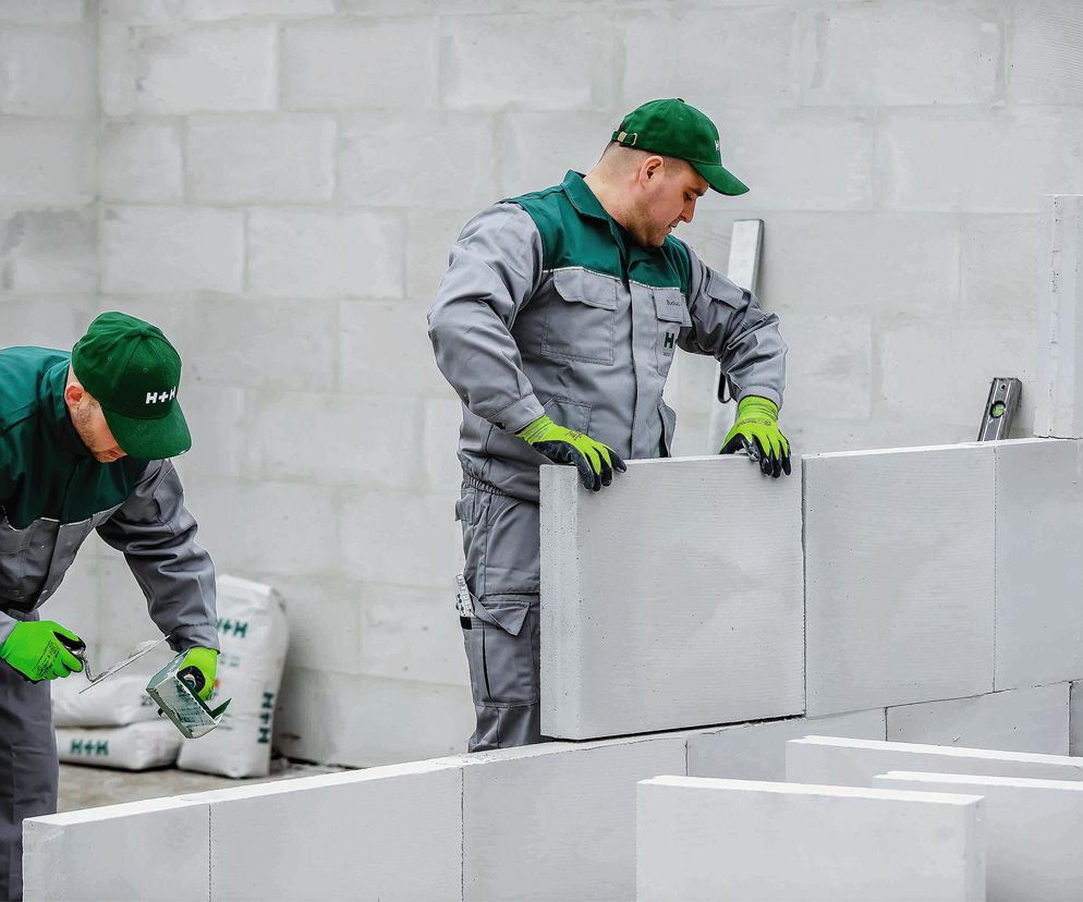 Ściany działowe można wznosić z innych materiałów niż ten, z którego są ściany nośne. Chętnie stosuje się duże bloczki i pustaki, bo dzięki ich gabarytom praca przebiega szybko
