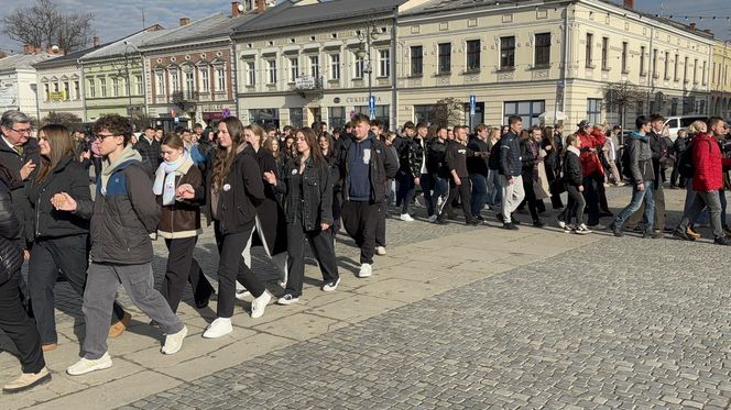 Maturzyści z Nowego Sącza zatańczyli poloneza na Rynku 