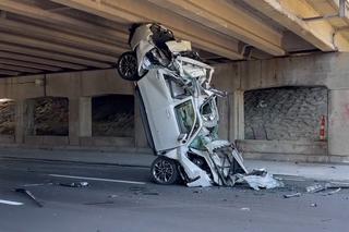 Luksusowy SUV nie zmieścił się pod mostem. Kierowca lawety się przeliczył