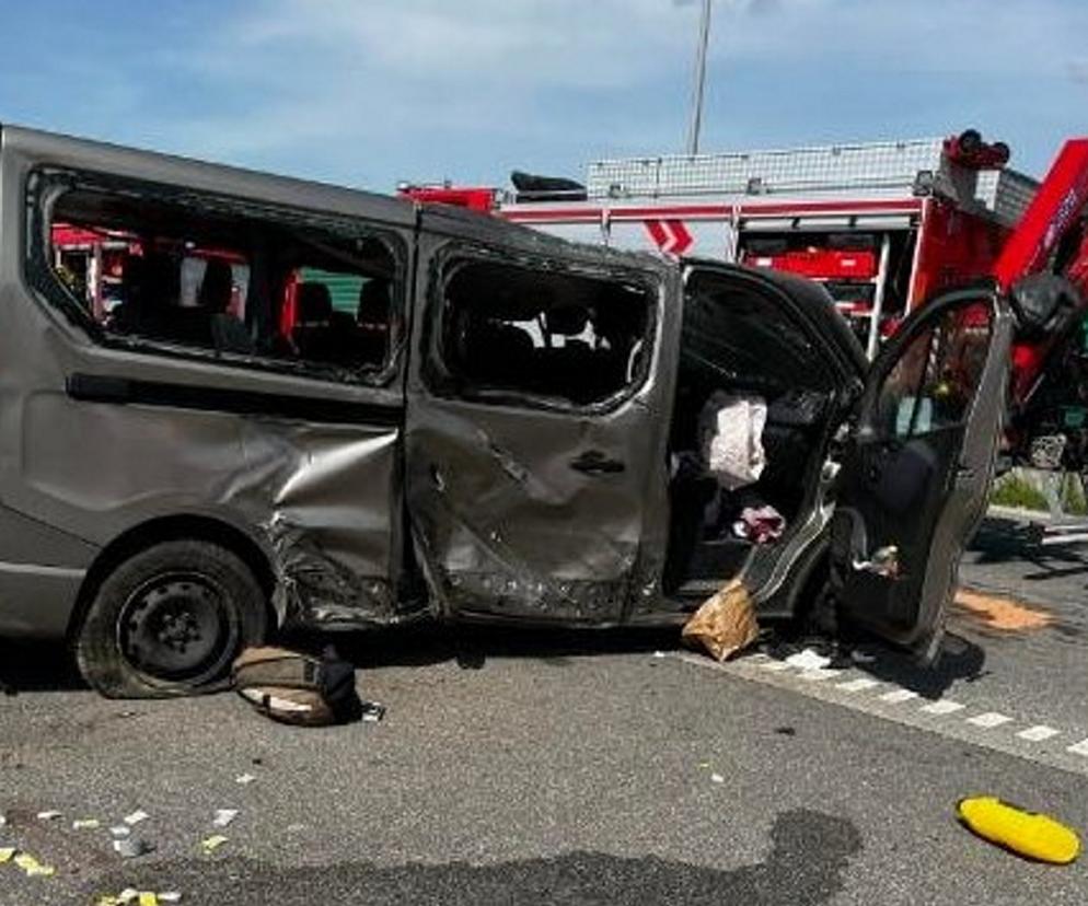 Śmiertelny wypadek na A1 pod Częstochową! Nie żyją dwie osoby, które wypadły z busa