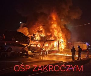 Ogromny pożar na skrzyżowaniu S7 i DK62! Spłonęła laweta i 4 auta osobowe [ZDJĘCIA]. 