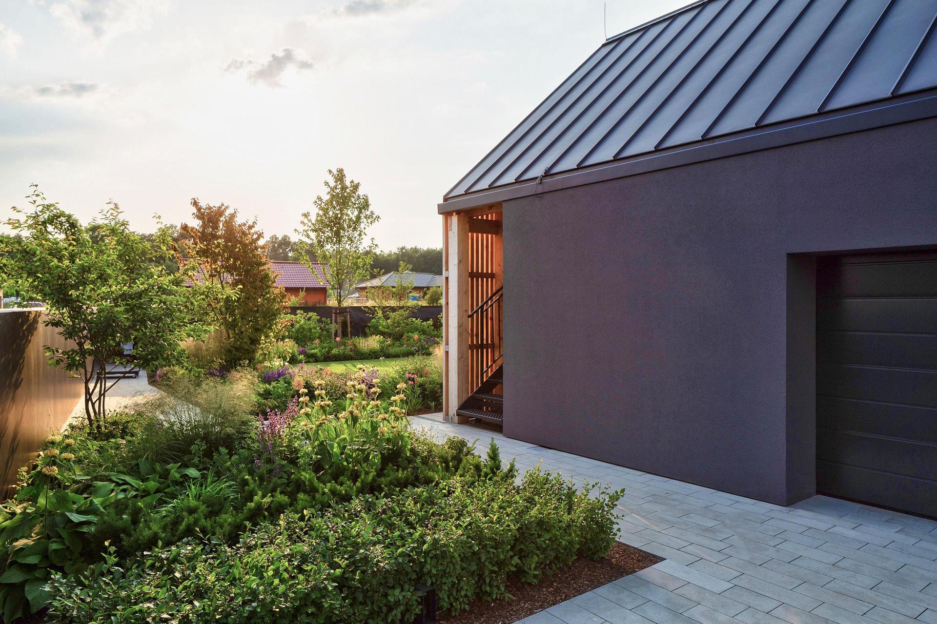 Szary dom w Świerczyńcu koło Tychów