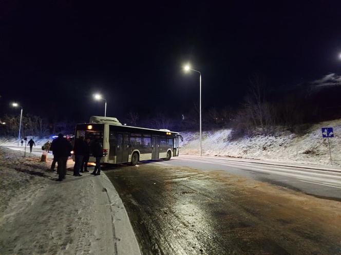 Tir uderzył w auta osobowe i autobus. To na Armii Krajowej w Starachowicach