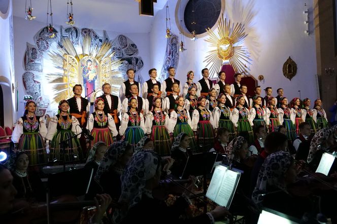 Występ zespołu Mazowsze w Starachowicach