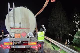 Cysterna z paliwem uderzyła w barierę energochłonną. Droga była zablokowana przez kilka godzin