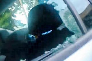 Chwile grozy na myjni. Dwulatek zatrzaśnięty w samochodzie